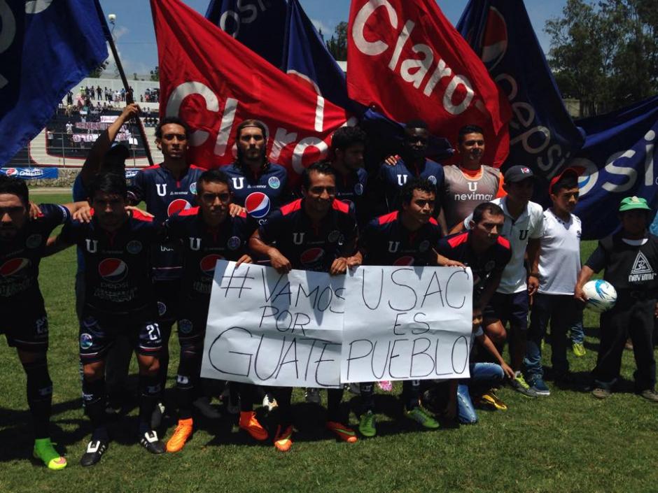 Jugadores de la Usac portaron carteles en apoyo a las manifestaciones ciudadanas de los &uacute;ltimos meses. (Foto: Fredy Hern&aacute;ndez/Soy502)