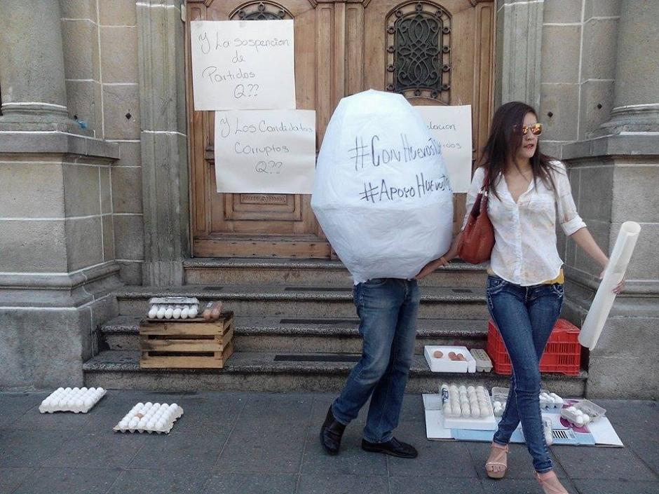 Un grupo de manifestantes llevan huevos a las afueras del Tribunal Supremo Electoral. (Foto: Alejandro Balan/Soy502)