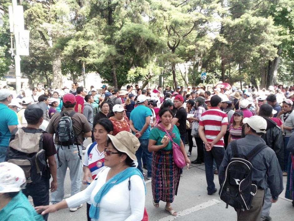 Un grupo de maestros realiza manaifestación desde el Obelisco hacia el Congreso de la República. (Foto: Alejandro Balan/ Soy502)