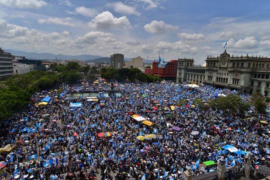 La marea azul hizo resonar en varias ocasiones el "Guatemala, tu nombre inmortal". (Foto: Wilder López/Soy502)