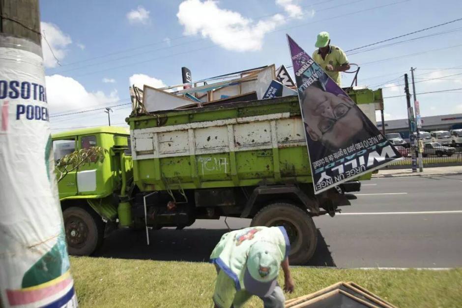 La Municipalidad ha desplegado varias cuadrillas de Limpia y Verde exclusivamente para el retiro de propaganda electoral en la ciudad. (Foto: Municipalidad de Guatemala)