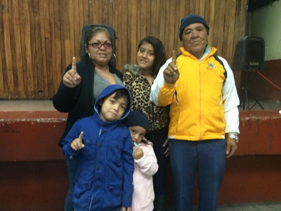#YaVot&eacute; Arnuldo Recinos, de 66 de a&ntilde;os vot&oacute; en el Instituto Rafael Aqueche, acompa&ntilde;ado de sus nietos. "Nada nos impide ir a votar. Ya lo que est&aacute; pasando en Guatemala se est&aacute; arreglando" afirm&oacute;. (Foto: Marcela Fern&aacute;ndez/ Soy502)