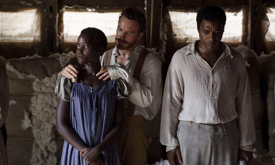 "12 a&ntilde;os de esclavitud" gan&oacute; el premio a mejor pel&iacute;cula en la ceremonia del 2 de marzo de 2014. Basada en la autobiograf&iacute;a de Solomon Northup, un hombre afroamericano que fue secuestrado en el Distrito de Columbia en 1841 para ser vendido como esclavo.