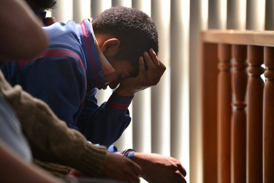 Uno de los sindicados de la muerte del abogado Francisco Palomo a la espera del inicio de la audiencia de primera declaración. (Foto: Wilder López/ Soy502)