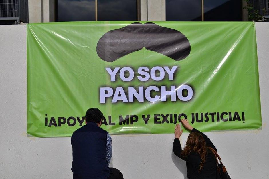Colocan mantas en las afueras de la Torre de Tribunales en donde exigen justicia en el caso del abogado Francisco Palomo. (Foto: Wilder López/ Soy502)