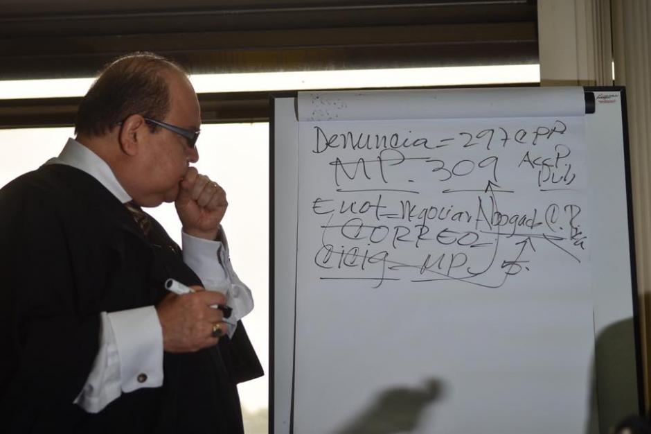 El juez Walter Villatoro explic&oacute; con ayuda de papel&oacute;grafo la resoluci&oacute;n donde lig&oacute; a proceso al magistrado Erick Santiago de Le&oacute;n. (Foto: Jes&uacute;s Alfonso/Soy502)&nbsp;