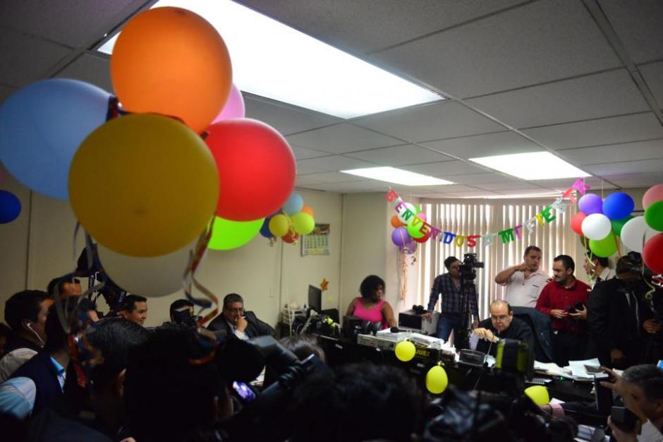 La audiencia de primera declaración contra el magistrado Erick Santiago de León, se realizó en la sala de audiencias del juez Walter Villatoro, que se encontraba adornada ya que días antes festejó su natalicio. (Foto: Jesús Alfonso/Soy502)&nbsp;