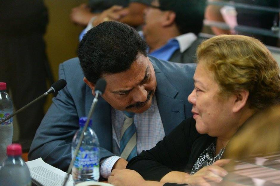 Martha Sierra de Stalling fue ligada a proceso por dos delitos. A su lado, su abogado Francisco García Gudiel. (Foto: Wilder López/Soy502)