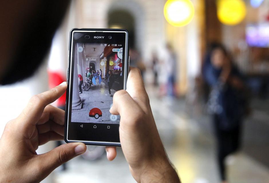 Un hombre intenta cazar un pok&eacute;mon. (Foto: EFE)