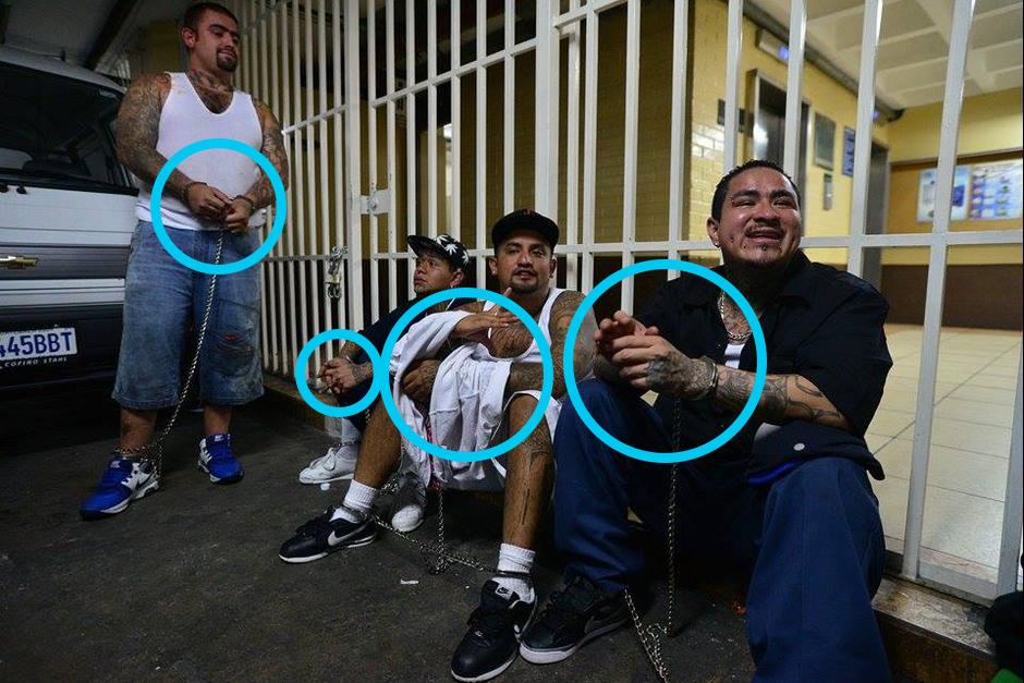 Reos que participaron en el enfrentamiento con una pandilla contraria permanecen con los grilletes hacia adelante y no hacia atr&aacute;s como lo establece el protocolo. (Foto: Wilder L&oacute;pez/Soy502)