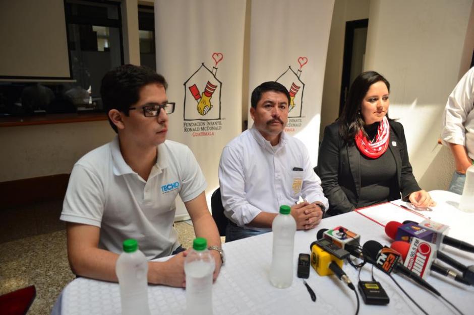 La Fundación Techo y la Fundación Infantil Ronald McDonald se reunieron con autoridades municipales para abordar el tema de la reubicación y construcción de viviendas para los afectados por el alud en El Cambray II. (Foto: Jesús Alfonso/Soy502)
