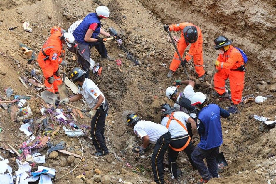 Con el paso de las horas disminuyen las posibilidades de localizar sobrevivientes del alud ocurrido en Santa Catarina Pinula. (Foto: Wilder López/Soy502)