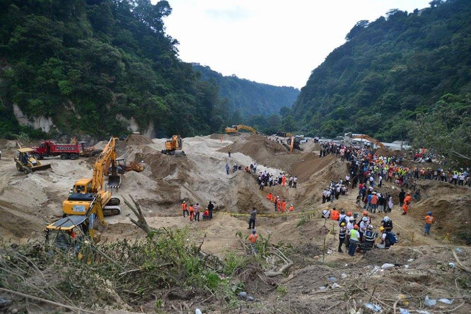 Más de mil trabajadores de distintas instituciones apoyan en el área del derrumbe en la comunidad El Cambray, Santa Catarina Pinula. (Foto Wilder López/Soy502)