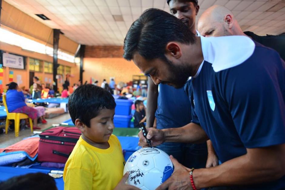 Carlos "el pescadito" Ruiz fue el jugador m&aacute;s solicitado por los ni&ntilde;os. (Foto: Jes&uacute;s Alfonso/Soy502)&nbsp;