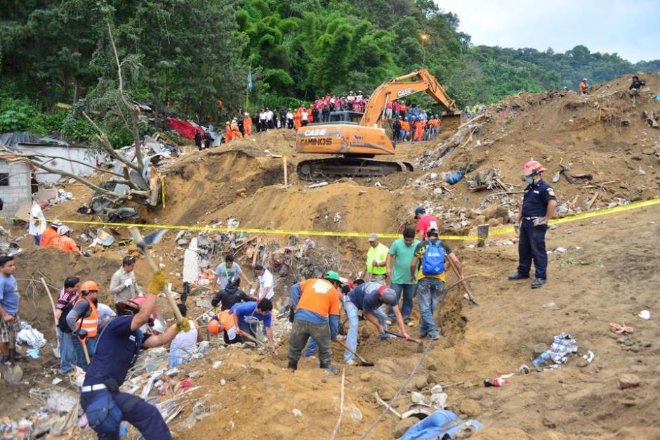 En el tercer día después de la tragedia ocurrida en El Cambray II, Santa Catarina Pinula los cuerpos de socorro reanudaron las labores de búsqueda. (Foto Archivo: Jesús Alfonso/Soy502)