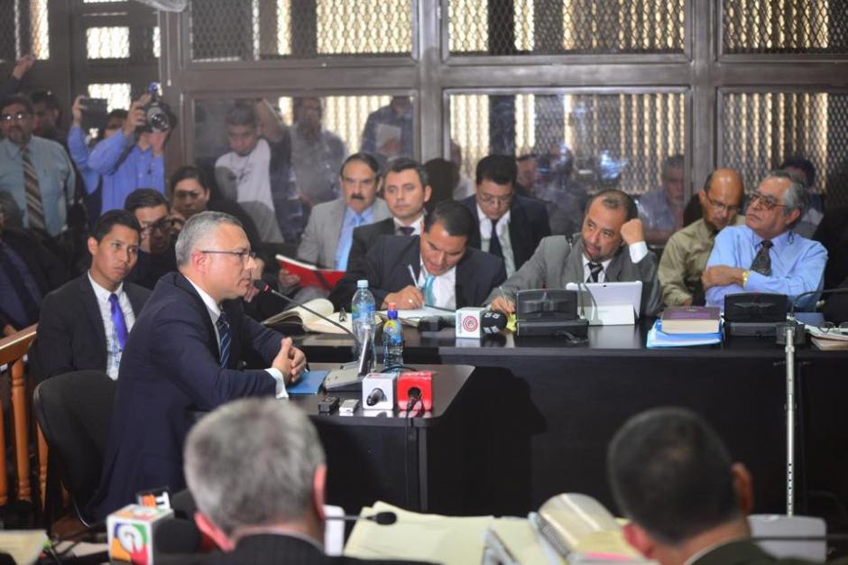Estuardo González "Eco" declaró mientras el resto de acusados se encuentran escuchando al fondo. (Foto: Jesús Alfonso)