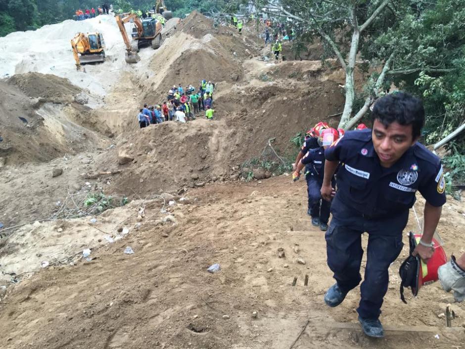 Se reanuda la búsqueda de desaparecidos en El Cambray II, Santa Catarina Pinula luego del deslizamiento de tierra ocurrido la noche del pasado jueves. (Foto: Jesús Alfonso/Soy502)