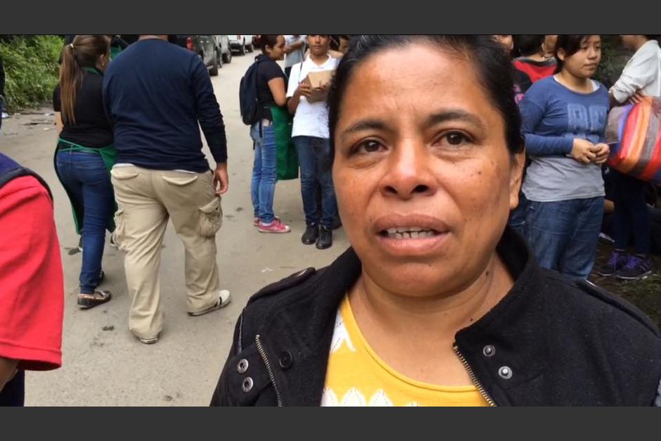 Una de las afectadas por el deslizamiento de tierra ocurrido en El Cambray II, Santa Catarina Pinula perdió a 30 de sus familiares, quienes habrían quedado soterradas. (Foto: Roberto Caubilla/Soy502)