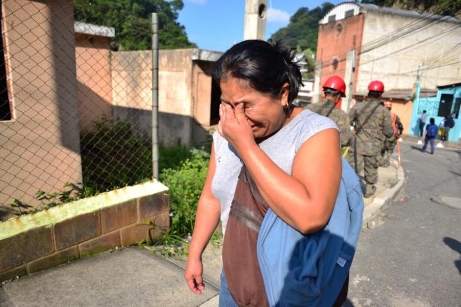 Una afectada por el deslizamiento de tierra ocurrido en la Aldea El Cambray camina en cercanías del lugar donde ocurrió la tragedia. (Foto: Jesús Alfonso/Soy502)