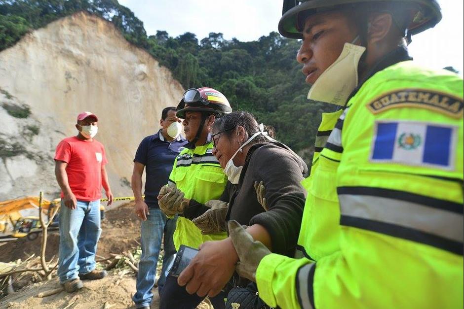 Familiares de las víctimas continúan a la espera de la localización de sus seres queridos luego del alud ocurrido en El Cambray, Santa Catarina Pinula. (Foto: Wilder López/Soy502)
