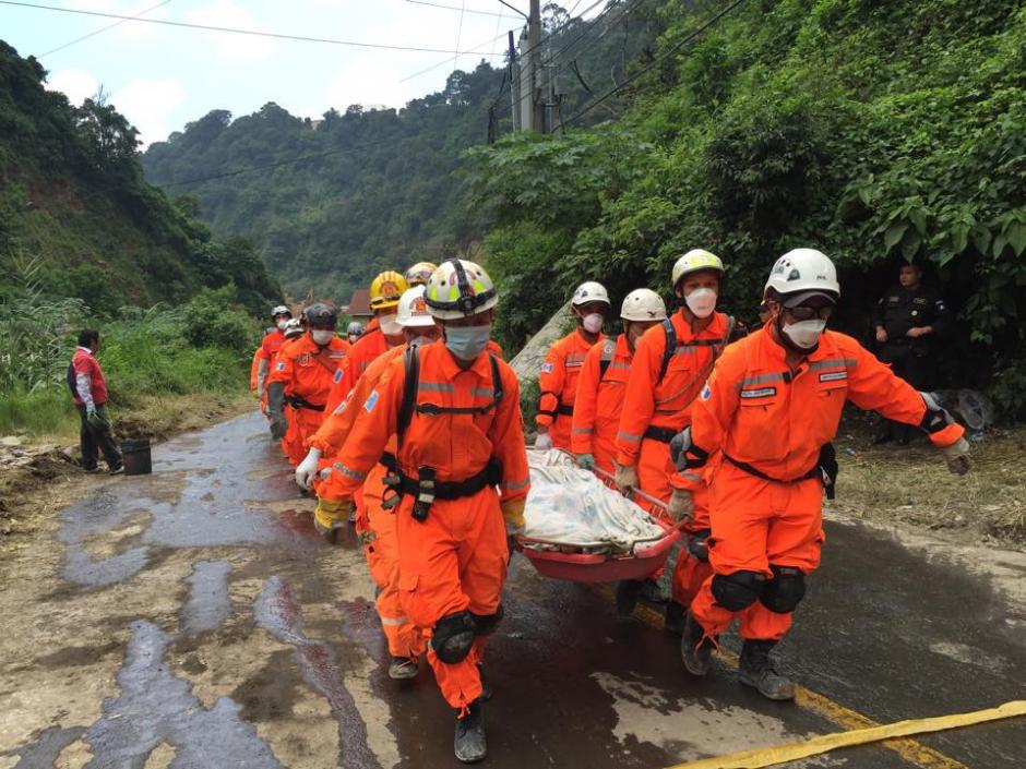 Inicia la toma de pruebas de ADN para identificar a víctimas que fallecieron a consecuencia del alud ocurrido en El Cambray II en Santa Catarina Pinula. (Foto: Jesús Alfonso)