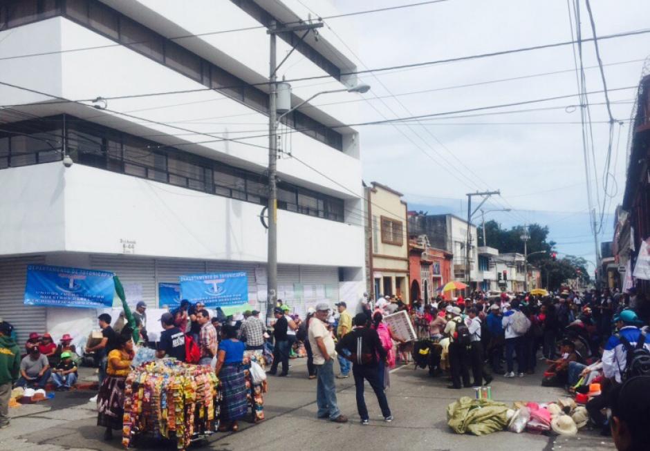 Los manifestantes se empezaron a aglomerar frente a la sede del Mides a eso de las 6 horas.&nbsp;