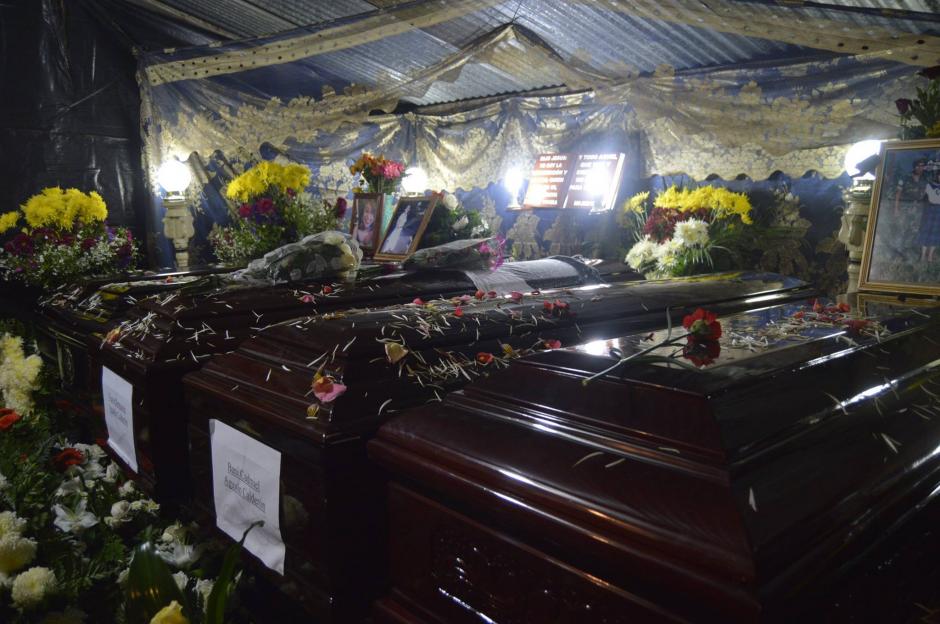 Los cuerpos de Wendy Pu, Irma Agustín, Víctor Agustín, Benjamín Agustín y Bani Agustín, miembros de una familia son velados en la Aldea el Rincón, San Marcos, víctimas del deslave en el Cambray II. (Foto: Hugo Barrios)