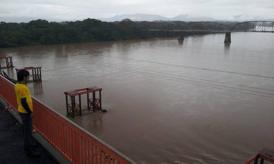 Los rios han aumentado su caudal esta imagen muestra la crecida del rio Lempa en El Salvador. (Foto: Giovanni Lemus/Elperiodista.com.sv)