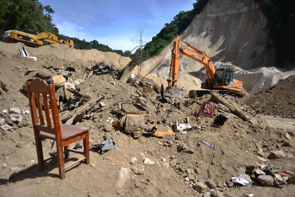Durante&nbsp;largas jornadas, los rescatistas y la maquinaria llevaron a cabo tareas para encontrar a todas las personas desaparecidas. (Foto: Jesús Alfonso/Soy502)