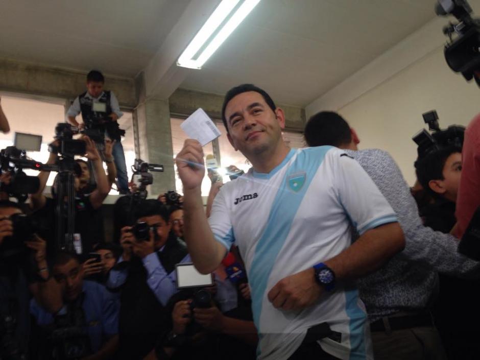 Jimmy Morales del partido FCN Naci&oacute;n asisti&oacute; a votar a la Escuela Particular Mixta Ave Mar&iacute;a ubicada en la 16 calle 10-39 zona 7 de Mixco. (Foto: Fredy Hern&aacute;ndez/Soy502)