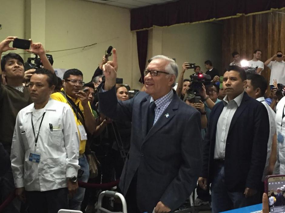 El presidente Alejandro Maldonado muestra su dedo &iacute;ndice, luego de emitir su voto en el Instituto Rafael Aqueche. (Foto: Marcela Fern&aacute;ndez/Soy502)