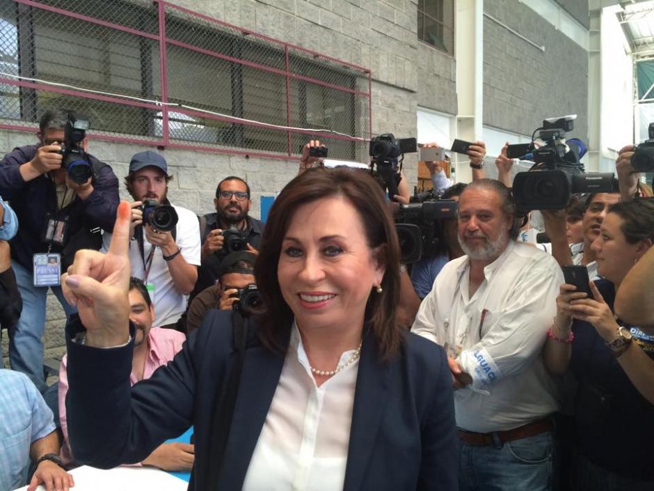 La presidenciable de la UNE Sandra Torres emiti&oacute; su voto en el Colegio Valle Verde en donde comparti&oacute; con algunos simpatizantes. (Foto: Ana Garc&iacute;a/Soy502)