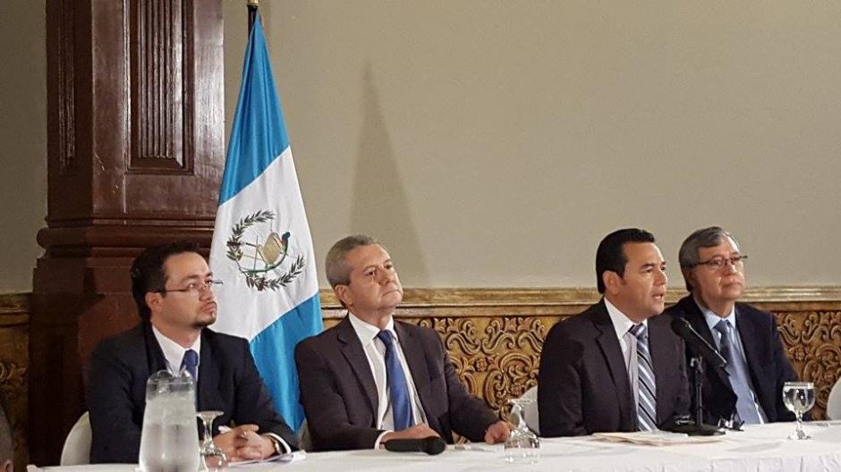 El equipo de transición de Jimmy Morales será dirigido por Elmer Beltetón Morales (I), quien ha tenido un largo historial de trabajos en instituciones públicas, incluso trabajó junto a la exvicepresidenta Roxana Baldetti. (Foto: Juan Manuel Vega/Soy502)