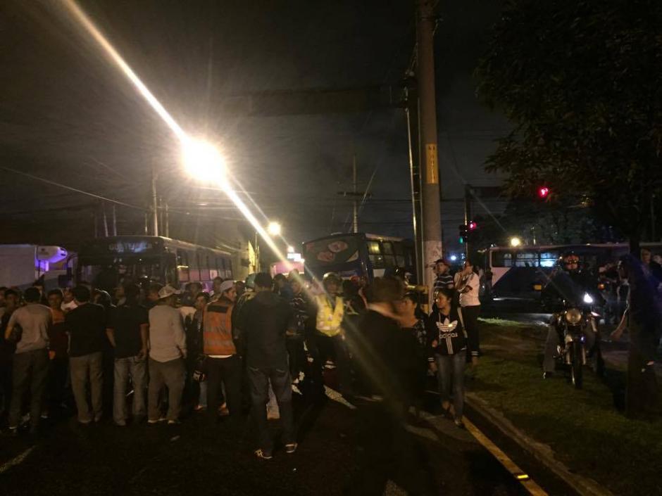 Los pilotos del servicio del Transurbano creyeron que no se les pagar&iacute;a este d&iacute;a por lo que decidieron bloquear la 35 calle de la avenida Atanasio Tzul. (Foto: Nuestro Diario)
