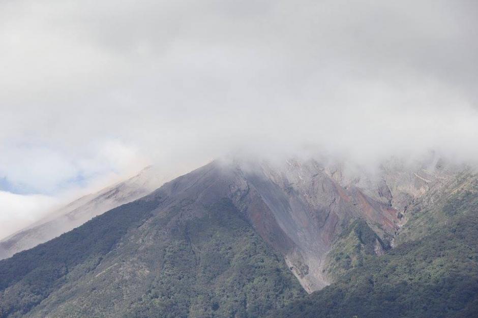 El volc&aacute;n de Fuego contin&uacute;a en actividad desde el pasado lunes por la noche, seg&uacute;n la Conred la erupci&oacute;n ha disminuido. (Foto: Jorge Sente/ Soy502)