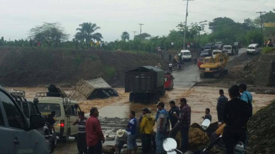 La fuerza de la crecida del r&iacute;o T&uacute;nico a su paso por El Estor, en Izabal, arrastr&oacute; al cami&oacute;n del Ej&eacute;rcito. (Foto: Ej&eacute;rcito)