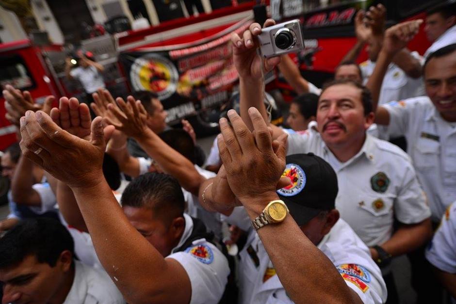 Los Bomberos Voluntarios celebran la aprobaci&oacute;n de la Iniciativa de Ley que les permitir&aacute; un aumento en el presupuesto. (Foto: Wilder L&oacute;pez/Soy502)