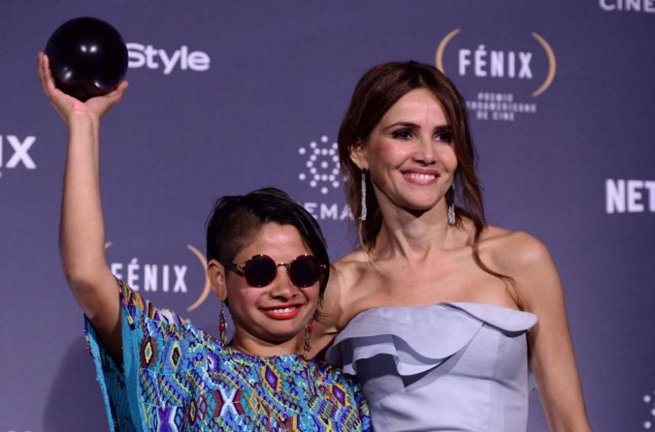 Sofía Lantán, acompañada de la actriz española Goya Toledo, se llevó el Fénix por "Mejor Vestuario" por su trabajo en la película guatemalteca Ixcanul. (Foto: Selene Mejía/Soy502)