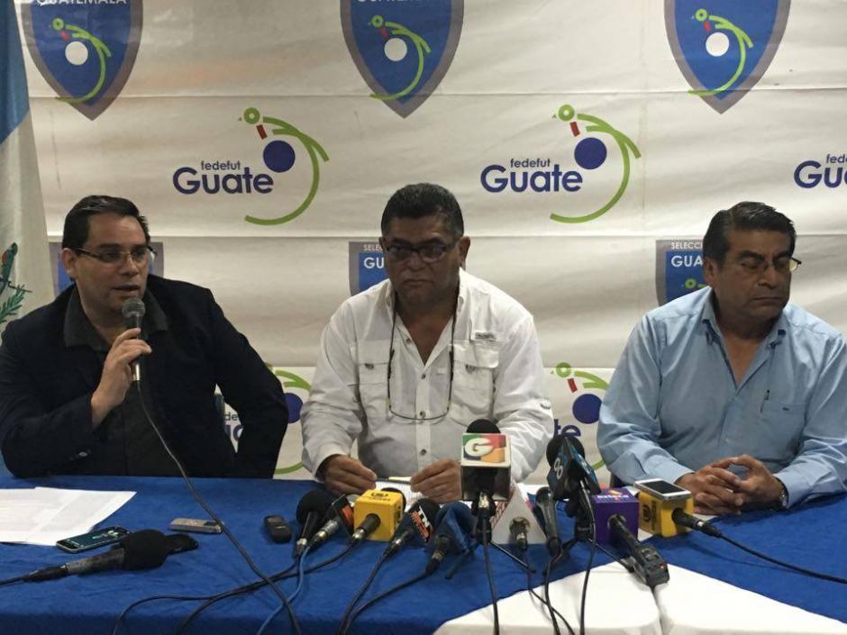 En la conferencia de prensa de este viernes 4 de diciembre en el Proyecto Gol, estuvo presente Renado Durán, Milton Mendoza (quien asumirá la presidencia) y Fernando Gómez, del Comité Ejecutivo de la Fedefut. (Foto: Luis Barrios/Soy502)
