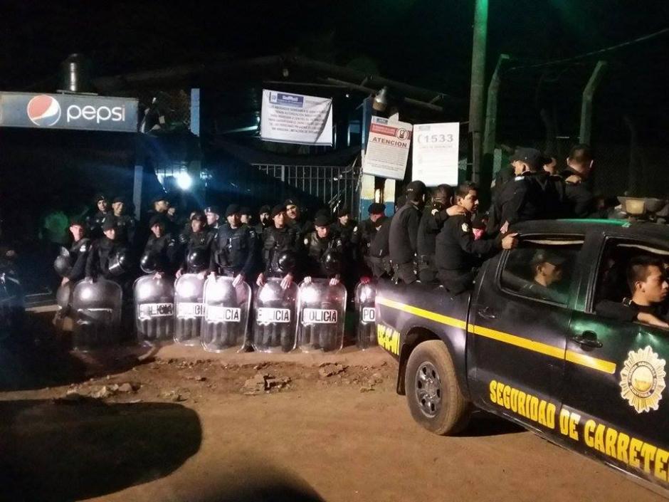 Agentes de la F.E.P. &nbsp;de la PNC resguardan el ingreso a la Granja Penal Canadá, luego de registrarse un sangriento motín. (Foto: Carlos Caljú/Nuestro Diario)