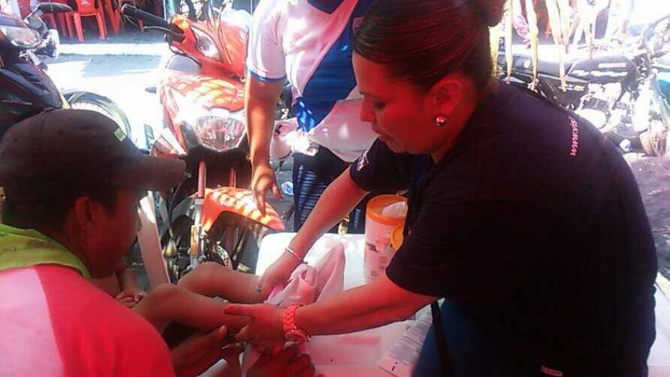 Ni&ntilde;os reciben primeros auxilios por quemaduras en los pies. (Jorge Sente /Nuestro Diario)