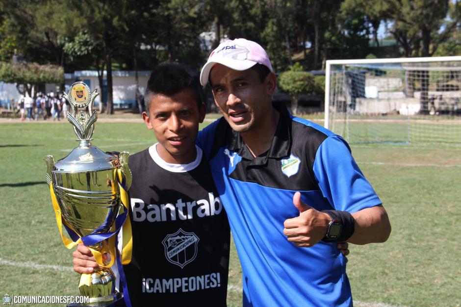 El excapit&aacute;n de Comunicaciones, Rigoberto "La Chula" G&oacute;mez, gan&oacute; su primer t&iacute;tulo como t&eacute;cnico, en su primera temporada al mando de la Sub 17 de los Cremas. (Foto: Facebook Comunicaciones FC.)