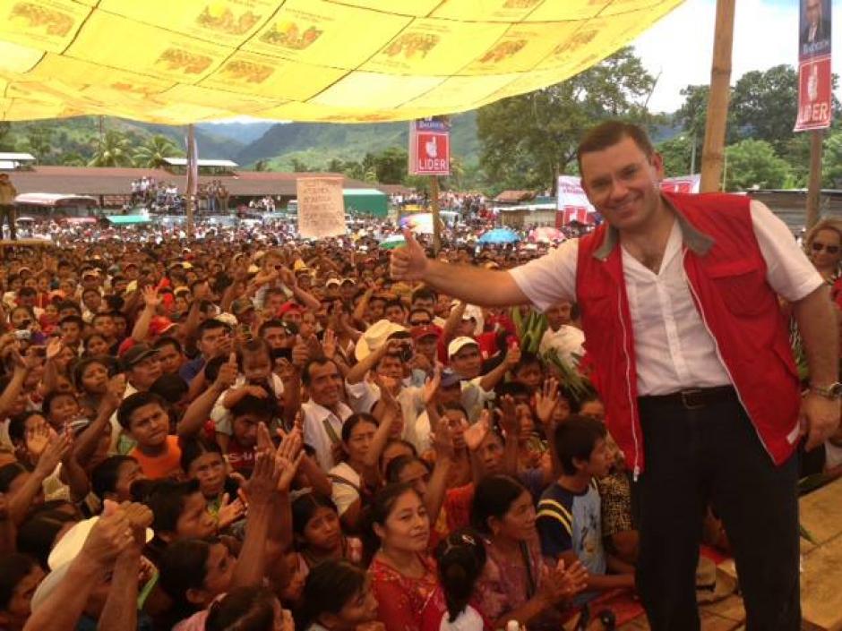 Manuel Baldiz&oacute;n en su salsa, en una gira en Alta Verapaz. &iquest;A cu&aacute;ntos de los seguidores de L&iacute;der les importar&aacute; el episodio del copy+paste? (Foto: Facebook Manuel Baldiz&oacute;n).