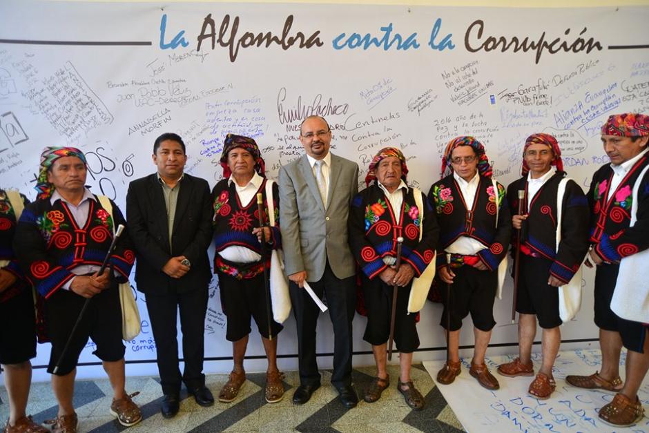 Al centro, Manfredo Marroqu&iacute;n de Acci&oacute;n Ciudadana, acompa&ntilde;ado de Autoridades Ancestrales de Chichicastenango. (Foto: Wilder L&oacute;pez/Soy502)