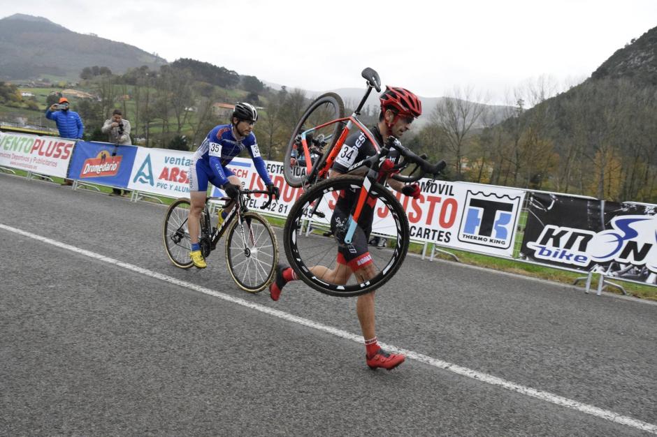 Faltaban 300 metros cuando uno de los ciclistas tuvo problemas y decidi&oacute; entrar a la meta cargando su bicicleta. Su perseguidor dej&oacute; que entrara en la posici&oacute;n que iba y se gan&oacute; los aplausos de los espectadores.&nbsp;
