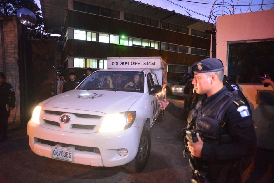 Fiscales del Ministerio P&uacute;blico (MP) se retiran de las instalaciones de DIGICI en la zona 4, despu&eacute;s de realizar un allanamiento. (Foto: Wilder L&oacute;pez/Soy502)&nbsp;