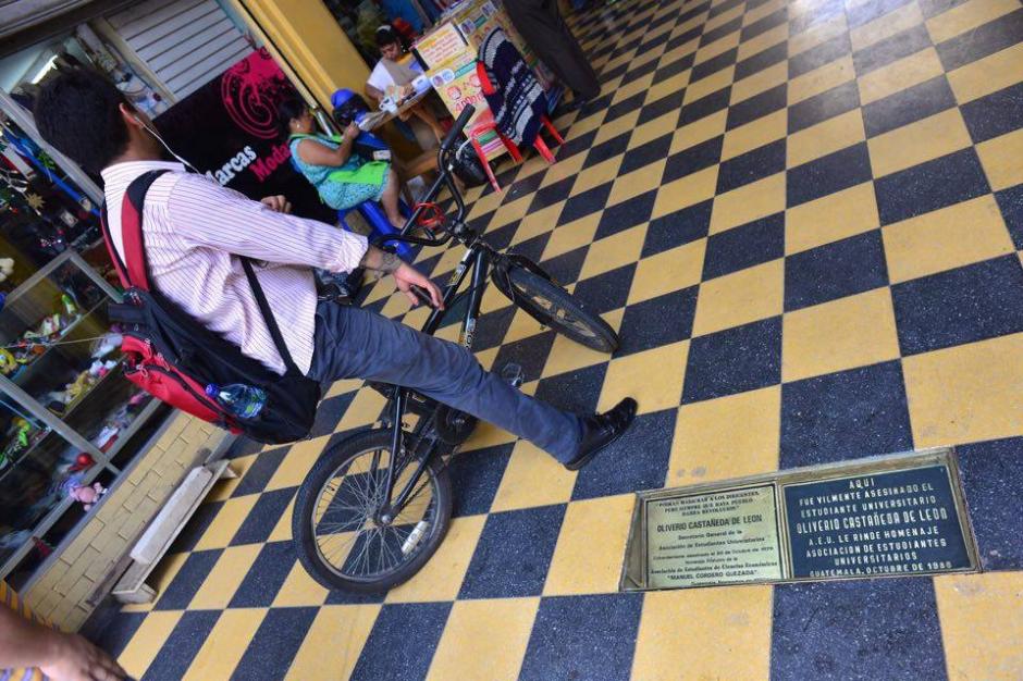 La placa se encuentra ubicada en la entrada del Pasaje Rubio en honor al l&iacute;der universitario Oliverio Casta&ntilde;eda. (Foto: Jes&uacute;s Alfonso/Soy502)
