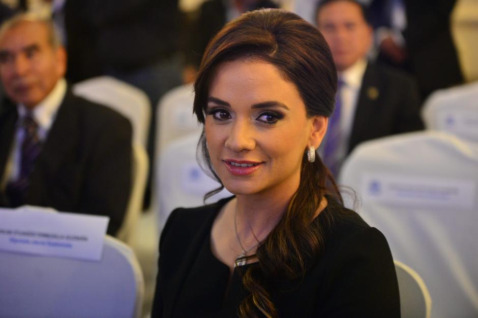 Stella Alonzo pareja sentimental del alcalde de Mixco, Otto P&eacute;rez Leal recibi&oacute; las credenciales para ocupar su cargo como diputada al Congreso de la Rep&uacute;blica durante el periodo 2016-2020. (Foto: Wilder L&oacute;pez/Soy502)