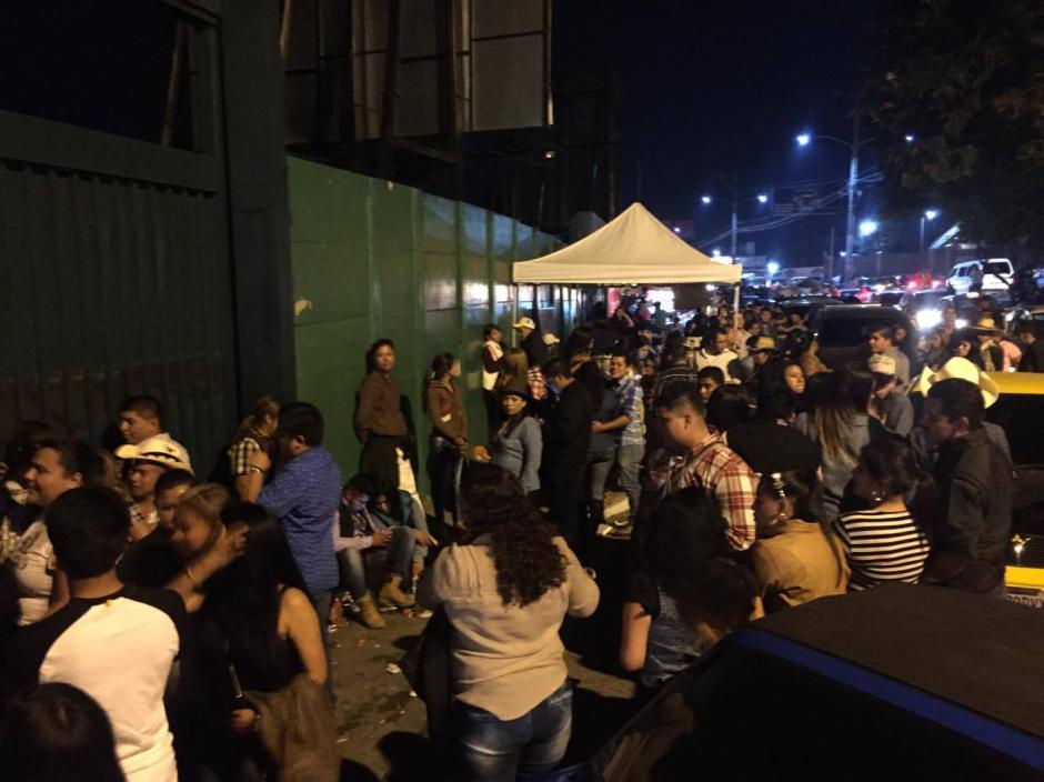 El p&uacute;blico estaba molesto por la cancelaci&oacute;n del concierto. (Foto: Nuestro Diario)