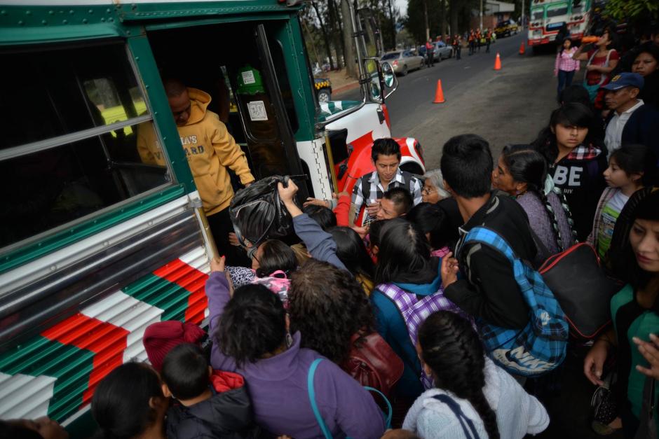 Viajeros intentan abordar autobuses en la estaci&oacute;n de la zona 8 capitalina. (Foto: Wilder L&oacute;pez/Soy502)